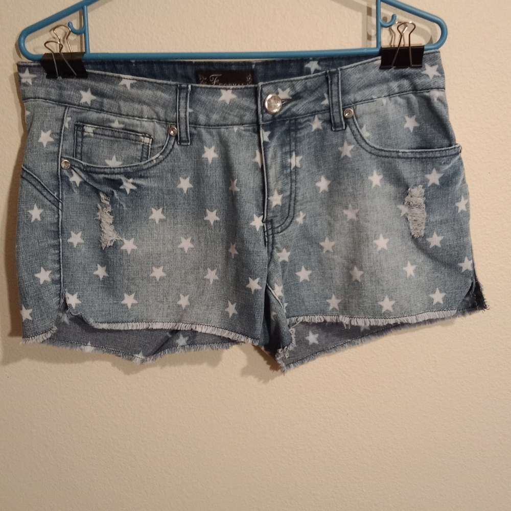 Fe Foeyal light blue distressed jeans shorts w/ jewel buttons and star print 11